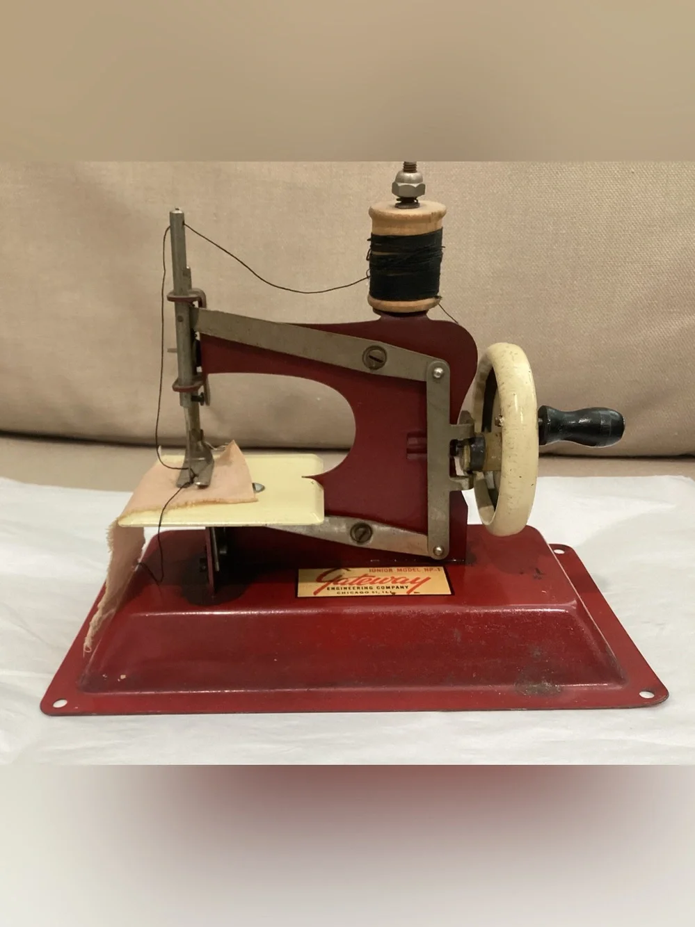 Vtg. 1940s Gateway Engineering Co.  Junior Model Child’s Sewing Machine.